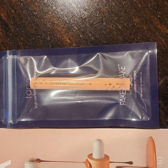 Makeup Essentials Set - Picture 6 of 9